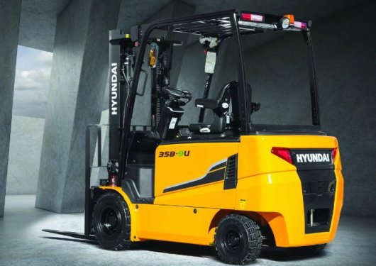 A yellow Hyundai 30L-9A counterbalance truck, an ideal choice for food and beverage forklifts, features a clean-burning LPG engine for indoor and outdoor operations.